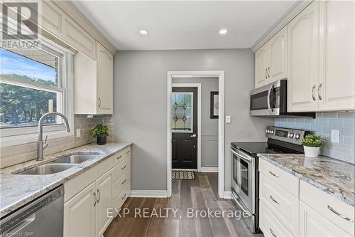 7364 Jubilee Drive, Niagara Falls (221 - Marineland), ON - Indoor Photo Showing Kitchen With Double Sink With Upgraded Kitchen