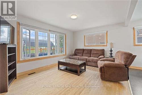 20 Parkhill Road, St. Catharines (460 - Burleigh Hill), ON - Indoor Photo Showing Living Room