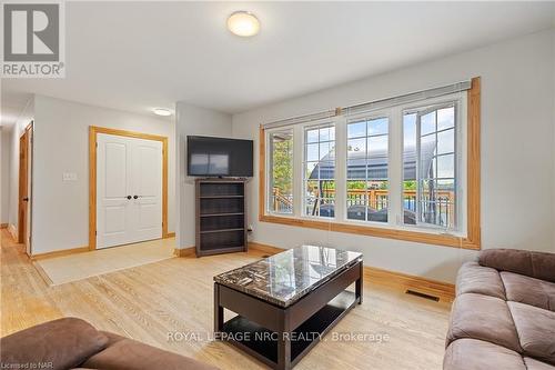 20 Parkhill Road, St. Catharines (460 - Burleigh Hill), ON - Indoor Photo Showing Living Room