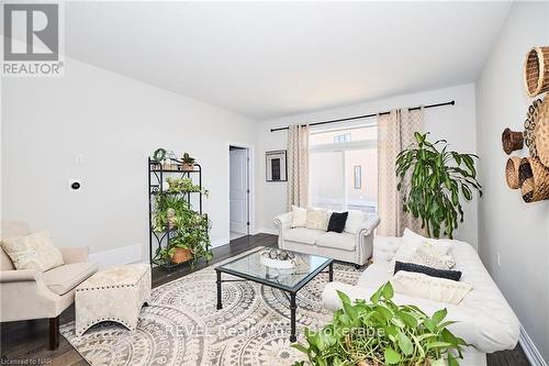 11 - 4311 Mann Street, Niagara Falls (224 - Lyons Creek), ON - Indoor Photo Showing Living Room