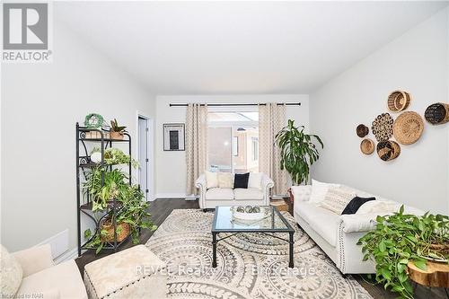 11 - 4311 Mann Street, Niagara Falls (224 - Lyons Creek), ON - Indoor Photo Showing Living Room