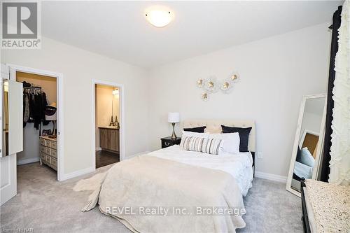 11 - 4311 Mann Street, Niagara Falls (224 - Lyons Creek), ON - Indoor Photo Showing Bedroom