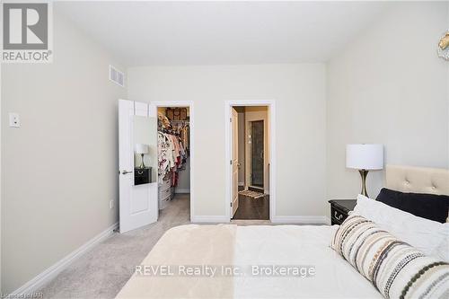 11 - 4311 Mann Street, Niagara Falls (224 - Lyons Creek), ON - Indoor Photo Showing Bedroom