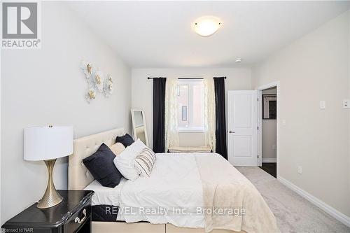 11 - 4311 Mann Street, Niagara Falls (224 - Lyons Creek), ON - Indoor Photo Showing Bedroom