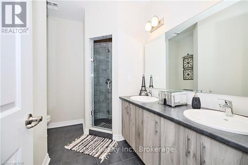 11 - 4311 Mann Street, Niagara Falls (224 - Lyons Creek), ON - Indoor Photo Showing Bathroom