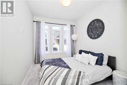 11 - 4311 Mann Street, Niagara Falls (224 - Lyons Creek), ON - Indoor Photo Showing Bedroom