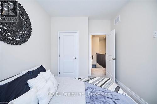 11 - 4311 Mann Street, Niagara Falls (224 - Lyons Creek), ON - Indoor Photo Showing Bedroom