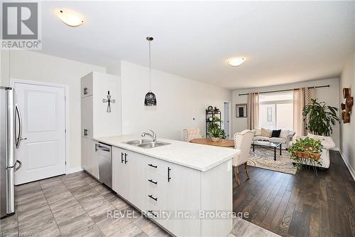 11 - 4311 Mann Street, Niagara Falls (224 - Lyons Creek), ON - Indoor Photo Showing Kitchen With Double Sink