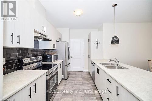 11 - 4311 Mann Street, Niagara Falls (224 - Lyons Creek), ON - Indoor Photo Showing Kitchen With Double Sink