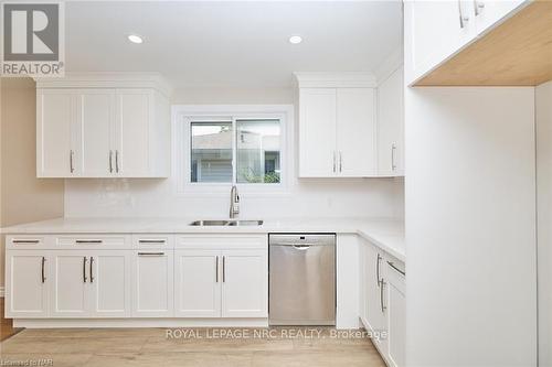 17 Kilkenny Drive, St. Catharines (437 - Lakeshore), ON - Indoor Photo Showing Kitchen With Double Sink