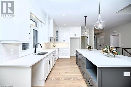 1125 Balfour Street, Pelham (664 - Fenwick), ON - Indoor Photo Showing Kitchen With Double Sink With Upgraded Kitchen