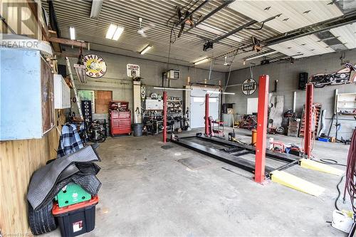 271 West Street, West Lincoln (057 - Smithville), ON - Indoor Photo Showing Garage