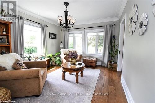 271 West Street, West Lincoln (057 - Smithville), ON - Indoor Photo Showing Living Room