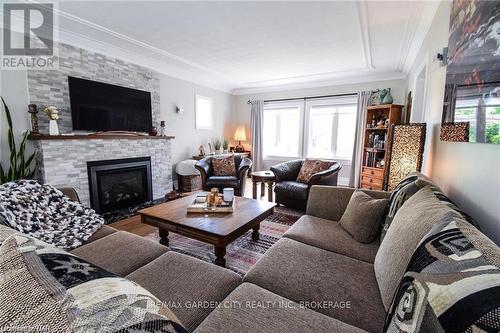 271 West Street, West Lincoln (057 - Smithville), ON - Indoor Photo Showing Living Room With Fireplace