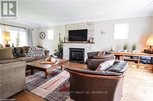 271 West Street, West Lincoln (057 - Smithville), ON - Indoor Photo Showing Living Room With Fireplace