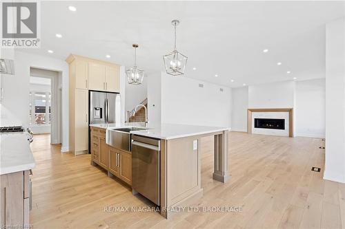 4217 Manson Lane, Lincoln (982 - Beamsville), ON - Indoor Photo Showing Kitchen With Upgraded Kitchen