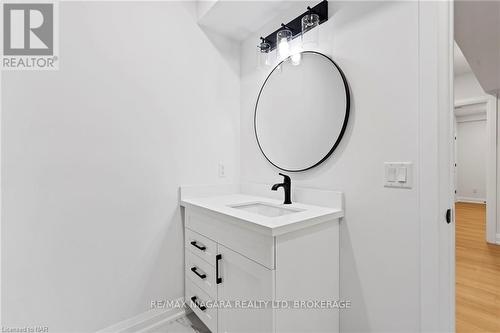 4217 Manson Lane, Lincoln (982 - Beamsville), ON - Indoor Photo Showing Laundry Room