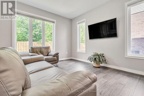 1051 Wright Drive, Midland, ON - Indoor Photo Showing Living Room