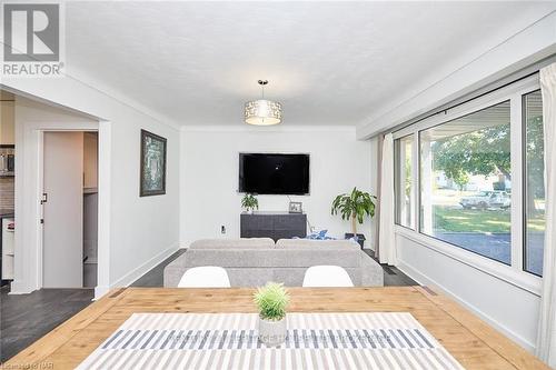 65 Wakelin Terrace, St. Catharines (444 - Carlton/Bunting), ON - Indoor Photo Showing Dining Room