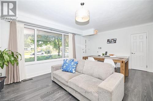 65 Wakelin Terrace, St. Catharines (444 - Carlton/Bunting), ON - Indoor Photo Showing Living Room