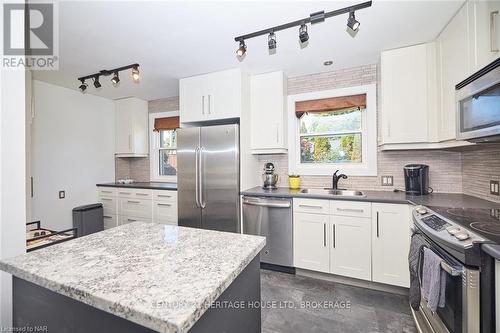 65 Wakelin Terrace, St. Catharines (444 - Carlton/Bunting), ON - Indoor Photo Showing Kitchen With Upgraded Kitchen