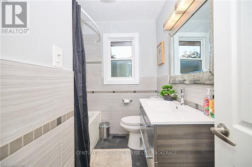 65 Wakelin Terrace, St. Catharines (444 - Carlton/Bunting), ON - Indoor Photo Showing Bathroom