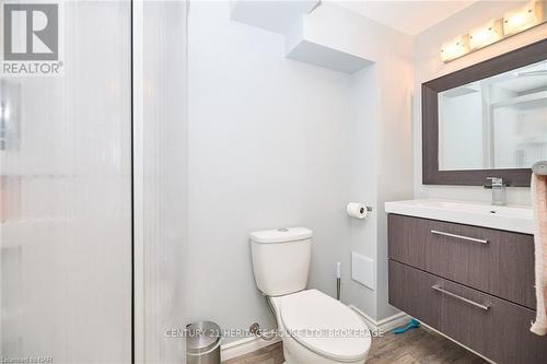 65 Wakelin Terrace, St. Catharines (444 - Carlton/Bunting), ON - Indoor Photo Showing Bathroom