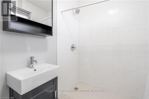 1 - 81 Gibson Avenue, Hamilton (Gibson), ON - Indoor Photo Showing Bathroom