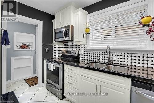 8 Kilkenny Drive, St. Catharines (437 - Lakeshore), ON - Indoor Photo Showing Kitchen With Double Sink