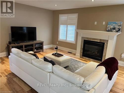 6505 Armelina Crescent, Niagara Falls (219 - Forestview), ON - Indoor Photo Showing Living Room With Fireplace