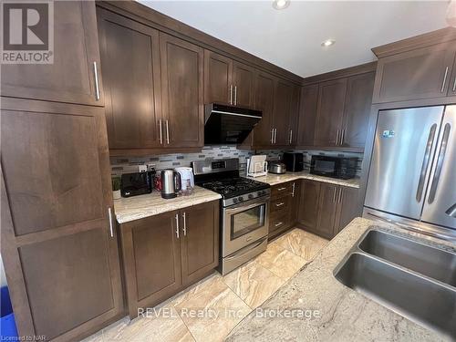 6505 Armelina Crescent, Niagara Falls (219 - Forestview), ON - Indoor Photo Showing Kitchen With Double Sink