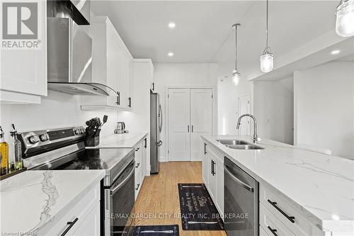 159 Hodgkins Avenue, Thorold (556 - Allanburg/Thorold South), ON - Indoor Photo Showing Kitchen With Double Sink With Upgraded Kitchen