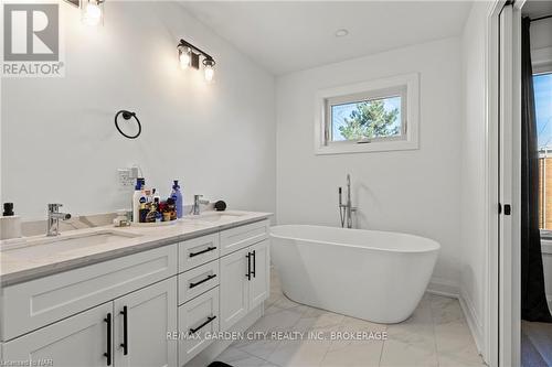 159 Hodgkins Avenue, Thorold (556 - Allanburg/Thorold South), ON - Indoor Photo Showing Bathroom