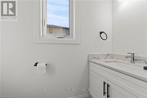 159 Hodgkins Avenue, Thorold (556 - Allanburg/Thorold South), ON - Indoor Photo Showing Bathroom