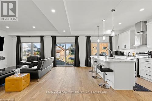 159 Hodgkins Avenue, Thorold (556 - Allanburg/Thorold South), ON - Indoor Photo Showing Kitchen With Upgraded Kitchen