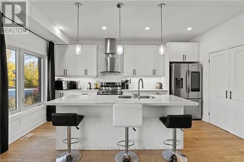 159 Hodgkins Avenue, Thorold (556 - Allanburg/Thorold South), ON - Indoor Photo Showing Kitchen With Double Sink With Upgraded Kitchen