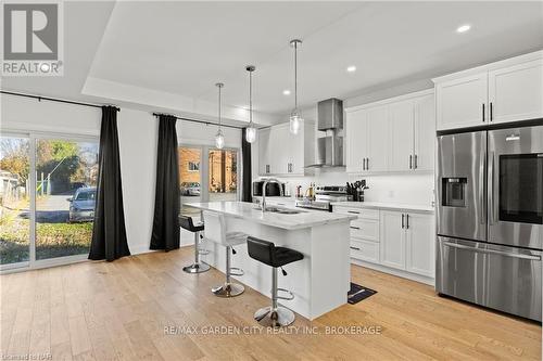 159 Hodgkins Avenue, Thorold (556 - Allanburg/Thorold South), ON - Indoor Photo Showing Kitchen With Upgraded Kitchen