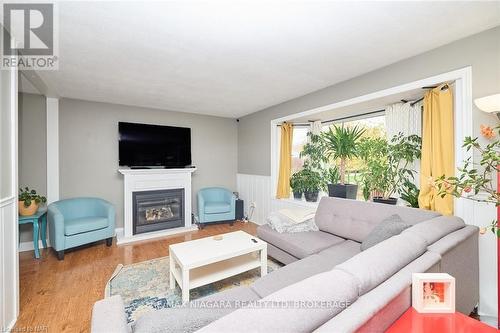 3283 Kenwood Court, Niagara Falls (206 - Stamford), ON - Indoor Photo Showing Living Room With Fireplace