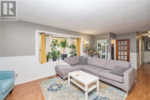 3283 Kenwood Court, Niagara Falls (206 - Stamford), ON - Indoor Photo Showing Living Room