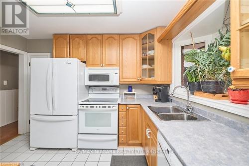 3283 Kenwood Court, Niagara Falls (206 - Stamford), ON - Indoor Photo Showing Kitchen With Double Sink