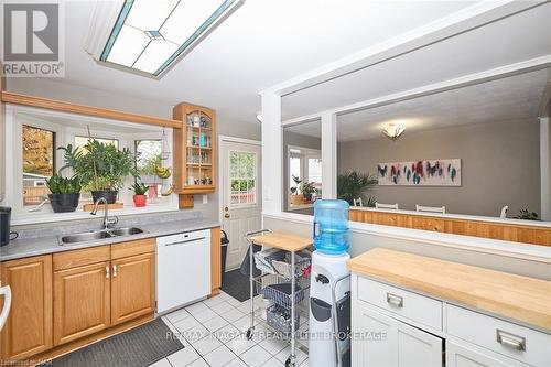 3283 Kenwood Court, Niagara Falls (206 - Stamford), ON - Indoor Photo Showing Kitchen With Double Sink