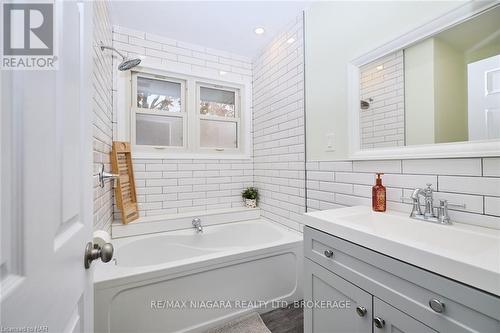 3283 Kenwood Court, Niagara Falls (206 - Stamford), ON - Indoor Photo Showing Bathroom