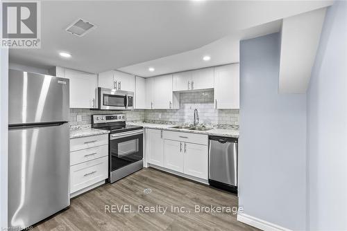 7229 Harriman Street, Niagara Falls (207 - Casey), ON - Indoor Photo Showing Kitchen With Upgraded Kitchen