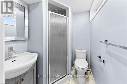 7229 Harriman Street, Niagara Falls (207 - Casey), ON - Indoor Photo Showing Bathroom