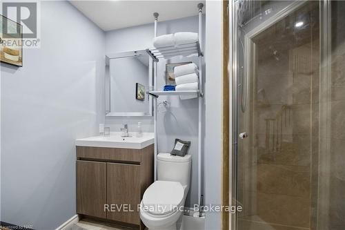 7229 Harriman Street, Niagara Falls (207 - Casey), ON - Indoor Photo Showing Bathroom