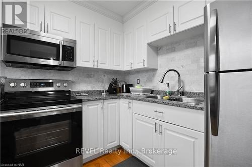 7229 Harriman Street, Niagara Falls (207 - Casey), ON - Indoor Photo Showing Kitchen With Double Sink