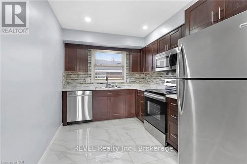 7229 Harriman Street, Niagara Falls (207 - Casey), ON - Indoor Photo Showing Kitchen