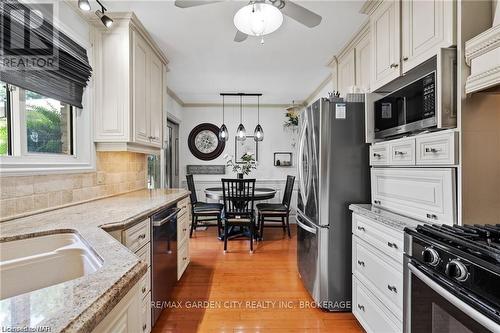 55 Sherwood Forest Trail, Welland (767 - N. Welland), ON - Indoor Photo Showing Kitchen With Double Sink