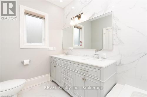 27 Hickory Avenue, Niagara-On-The-Lake (105 - St. Davids), ON - Indoor Photo Showing Bathroom