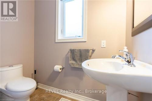 27 Hickory Avenue, Niagara-On-The-Lake (105 - St. Davids), ON - Indoor Photo Showing Bathroom